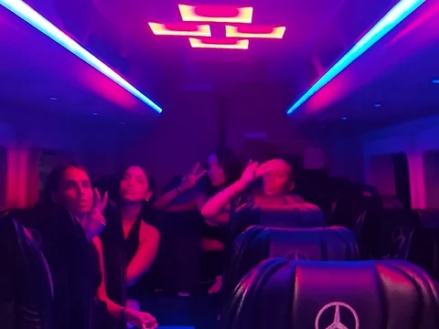 תא נוסעים של מיניבוס VIP באור לד צבעוני, בדרך למופע